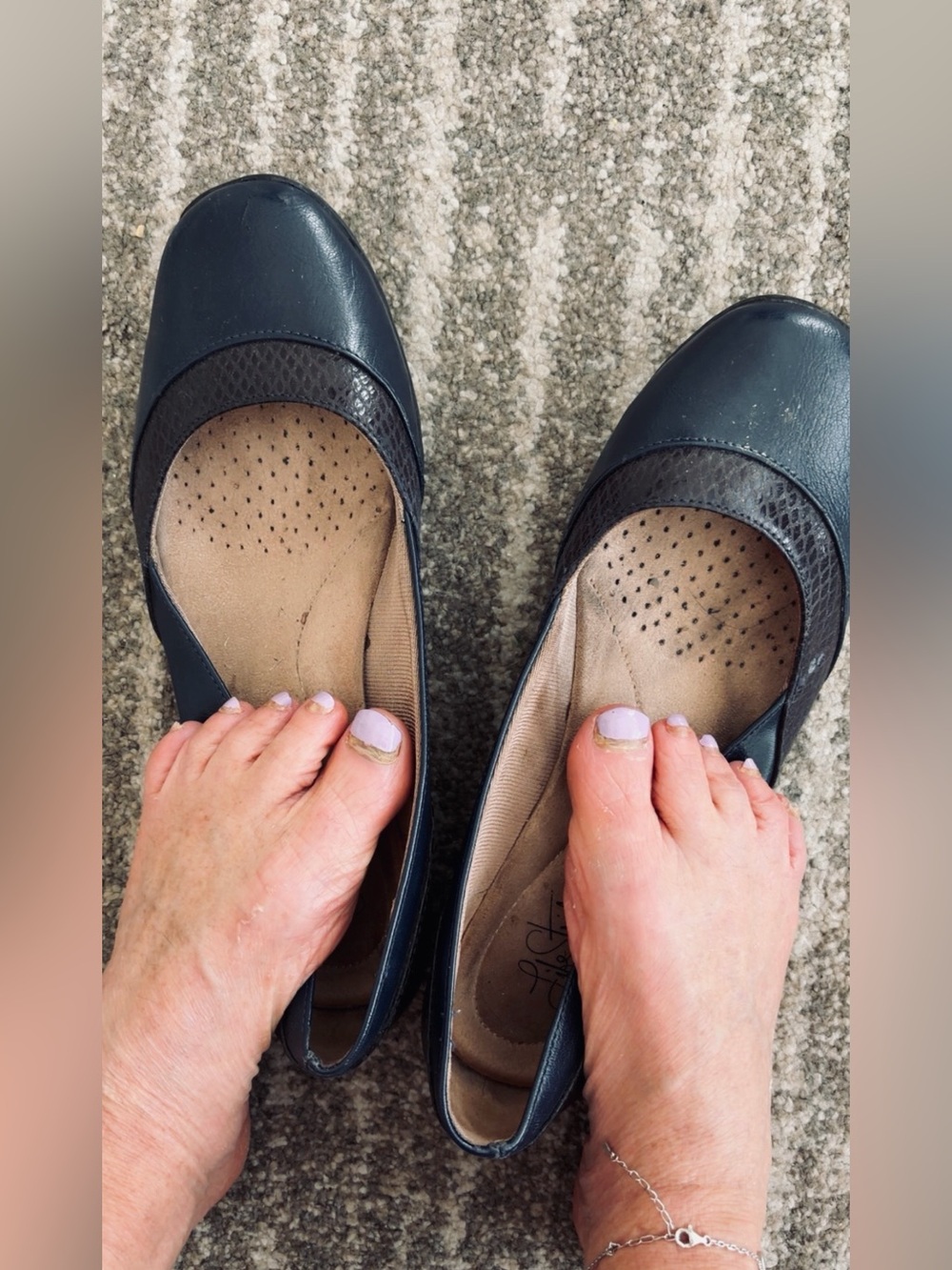 Well wORn ladies women's flats sandals shoes black used condition toes feet